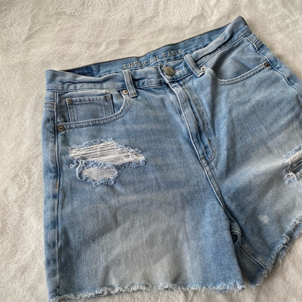 American Eagle Outfitters Distressed Mom Denim Short Raw Hem Sz 6 Spring - Picture 2 of 6